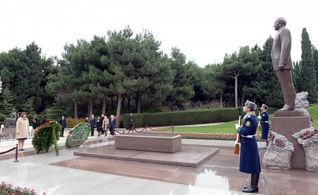 Chairman of Serbian Parliament pays respect to national leader Heydar Aliyev